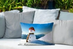 Coussins D'extérieur - Jardin - Une Poupée De Noël Dans Le Paysage Enneigé Pendant L'hiver - 50x30 Cm -Jingle Bells Boutique 1200x800 1984