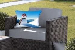 Coussins D'extérieur - Jardin - Une Poupée De Noël Dans Le Paysage Enneigé Pendant L'hiver - 50x30 Cm -Jingle Bells Boutique 1200x800 1985