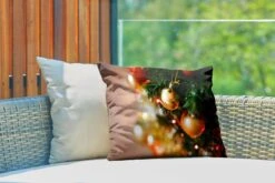 Coussins D'extérieur - Jardin - Les Boules Rouge Et Or Brillantes Sur Une Branche D'arbre De Noël - 50x30 Cm -Jingle Bells Boutique 1200x800 1987