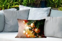 Coussins D'extérieur - Jardin - Les Boules Rouge Et Or Brillantes Sur Une Branche D'arbre De Noël - 50x30 Cm -Jingle Bells Boutique 1200x800 1988