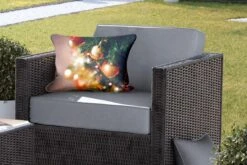 Coussins D'extérieur - Jardin - Les Boules Rouge Et Or Brillantes Sur Une Branche D'arbre De Noël - 50x30 Cm -Jingle Bells Boutique 1200x800 1989