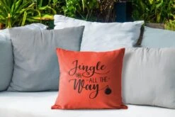 Coussins D'extérieur - Jardin - Citation De Noël Jingle Tout Le Chemin Sur Fond Rouge - 40x40 Cm -Jingle Bells Boutique 1200x800 1996