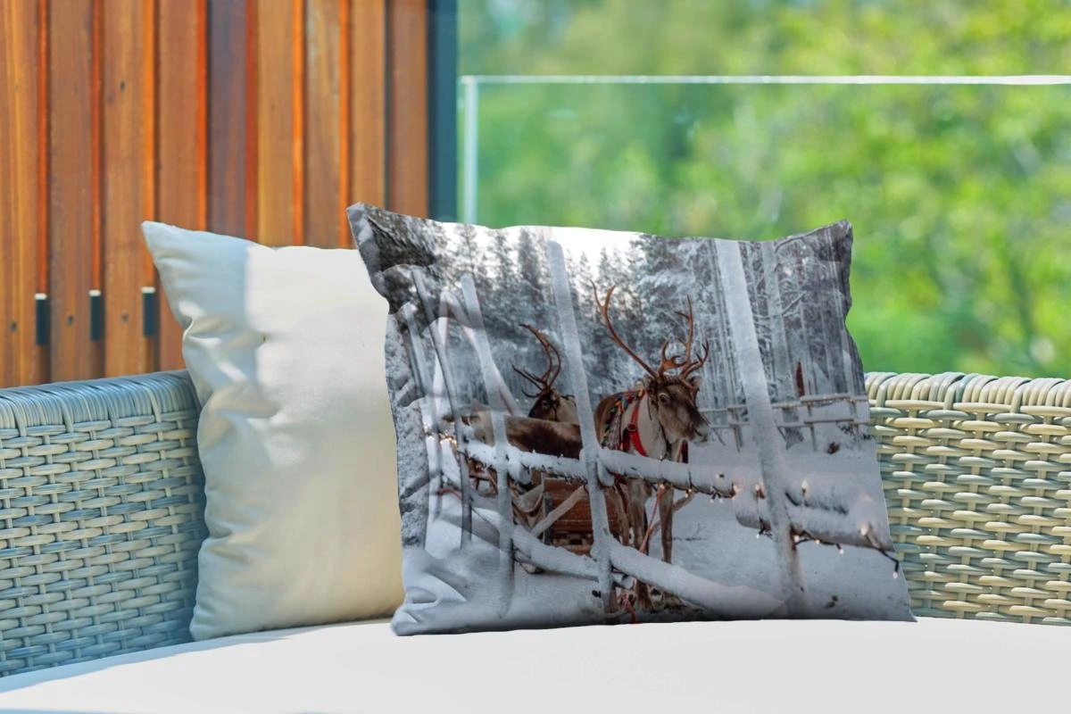 Coussins D'extérieur - Jardin - Un Renne Dans Le Village Du Père Noël En Finlande - 60x40 Cm 5 Coussins D'extérieur - Jardin - Un Renne Dans Le Village Du Père Noël En Finlande - 60x40 Cm – Image 3