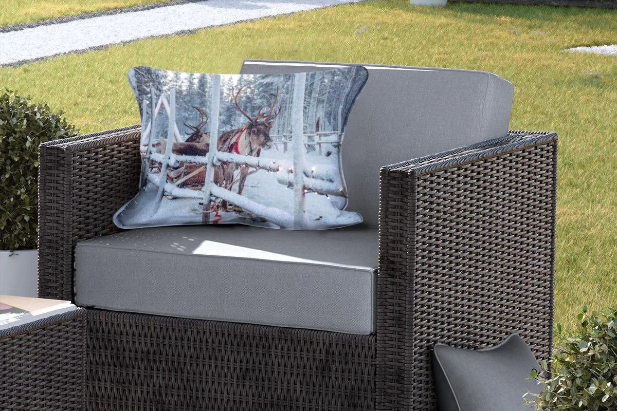 Coussins D'extérieur - Jardin - Un Renne Dans Le Village Du Père Noël En Finlande - 60x40 Cm 7 Coussins D'extérieur - Jardin - Un Renne Dans Le Village Du Père Noël En Finlande - 60x40 Cm – Image 5