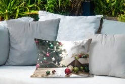 Coussins D'extérieur - Jardin - Les Boules De Noël Avec Un Sapin De Noël En Arrière-plan - 50x30 Cm -Jingle Bells Boutique 1200x800 2028