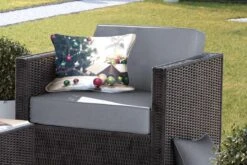 Coussins D'extérieur - Jardin - Les Boules De Noël Avec Un Sapin De Noël En Arrière-plan - 50x30 Cm -Jingle Bells Boutique 1200x800 2029