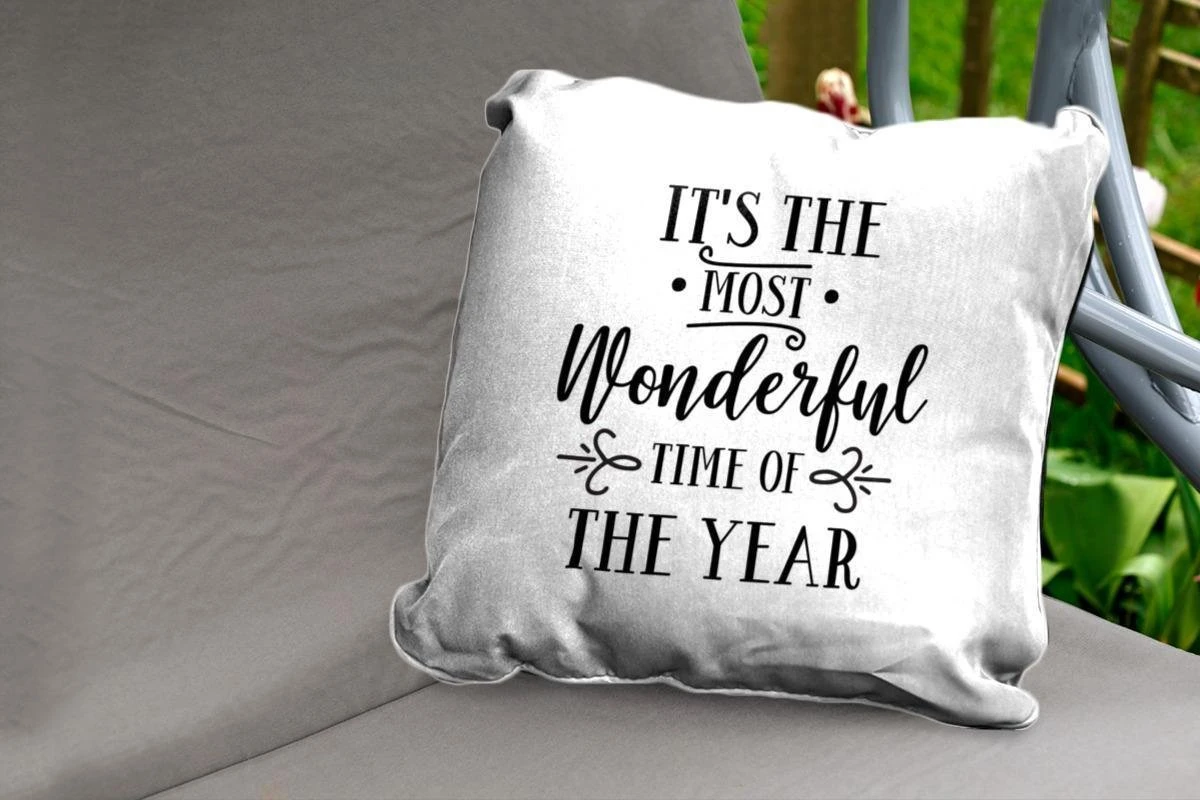 Coussins D'extérieur - Jardin - Citation De Noël C'est La Plus Belle Période De L'année Sur Fond Blanc - 60x60 Cm 4 Coussins D'extérieur - Jardin - Citation De Noël C'est La Plus Belle Période De L'année Sur Fond Blanc - 60x60 Cm – Image 2