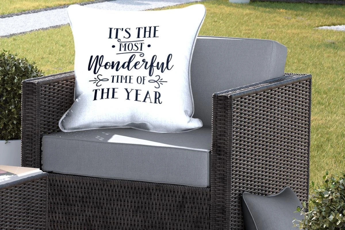 Coussins D'extérieur - Jardin - Citation De Noël C'est La Plus Belle Période De L'année Sur Fond Blanc - 60x60 Cm 7 Coussins D'extérieur - Jardin - Citation De Noël C'est La Plus Belle Période De L'année Sur Fond Blanc - 60x60 Cm – Image 5