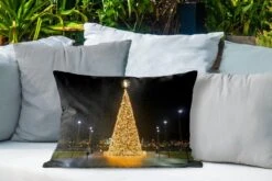 Coussins D'extérieur - Jardin - Un Immense Sapin De Noël Aux Etats-Unis - 60x40 Cm -Jingle Bells Boutique 1200x800 2044