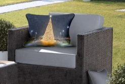 Coussins D'extérieur - Jardin - Un Immense Sapin De Noël Aux Etats-Unis - 60x40 Cm -Jingle Bells Boutique 1200x800 2045