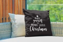 Coussins D'extérieur - Jardin - Citation Noël Passez Un Joyeux Petit Noël Sur Fond Noir - 50x50 Cm -Jingle Bells Boutique 1200x800 2047