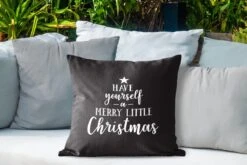 Coussins D'extérieur - Jardin - Citation Noël Passez Un Joyeux Petit Noël Sur Fond Noir - 50x50 Cm -Jingle Bells Boutique 1200x800 2048