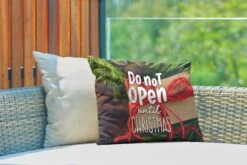 Coussins D'extérieur - Jardin - Citation Pour La Maison à Noël 'Ne Pas Ouvrir Avant Noël' Sur Fond Avec Un Cadeau - 50x30 Cm -Jingle Bells Boutique 1200x800 2055