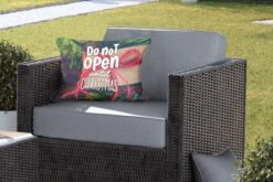 Coussins D'extérieur - Jardin - Citation Pour La Maison à Noël 'Ne Pas Ouvrir Avant Noël' Sur Fond Avec Un Cadeau - 50x30 Cm -Jingle Bells Boutique 1200x800 2057