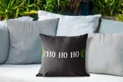 Coussins D'extérieur - Jardin - Citation De Noël Ho Ho Ho Sur Fond Noir - 40x40 Cm -Jingle Bells Boutique 1200x800 2060