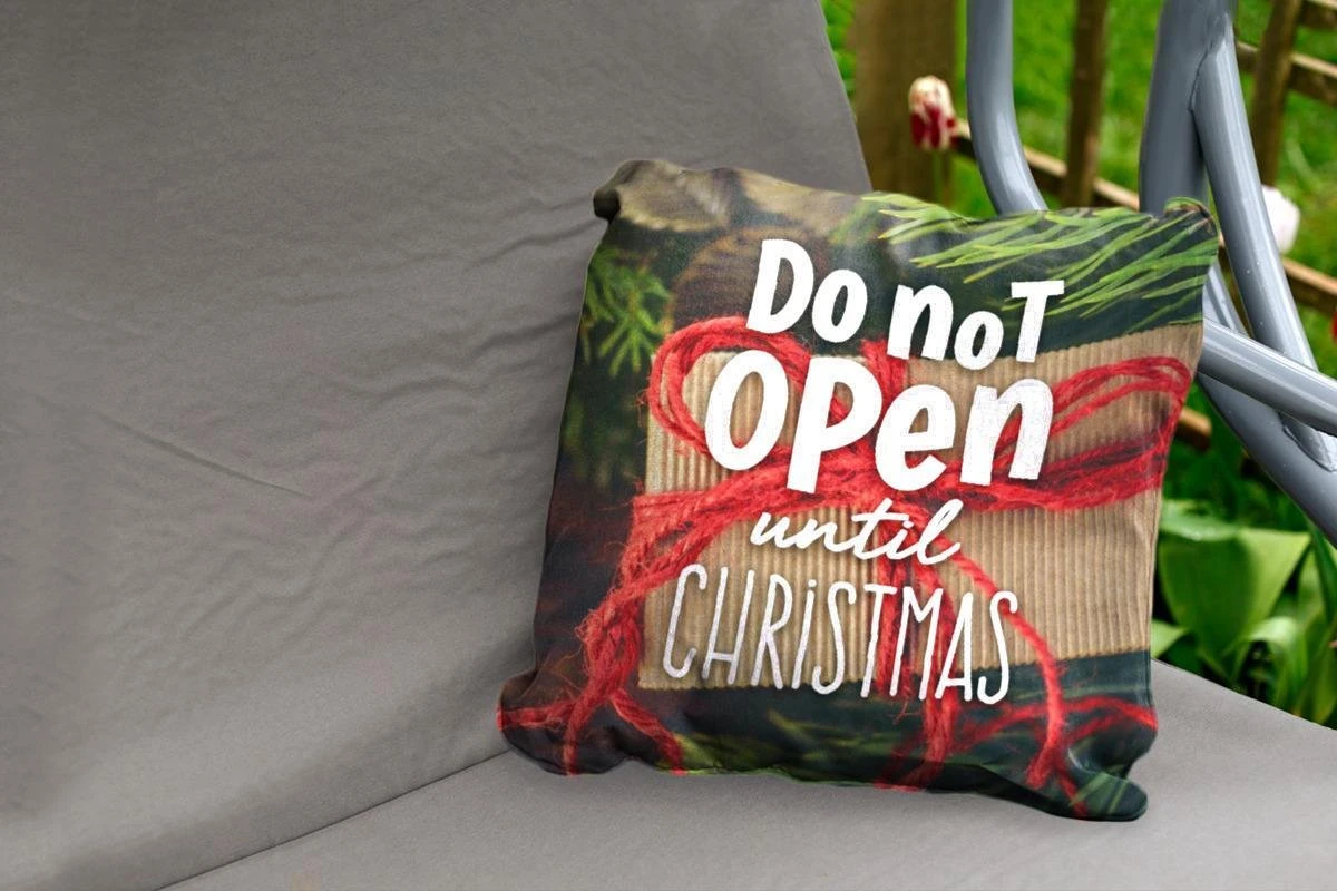 Coussins D'extérieur - Jardin - Citation Pour La Maison à Noël 'Ne Pas Ouvrir Avant Noël' Sur Fond Avec Un Cadeau - 50x50 Cm 4 Coussins D'extérieur - Jardin - Citation Pour La Maison à Noël 'Ne Pas Ouvrir Avant Noël' Sur Fond Avec Un Cadeau - 50x50 Cm – Image 2