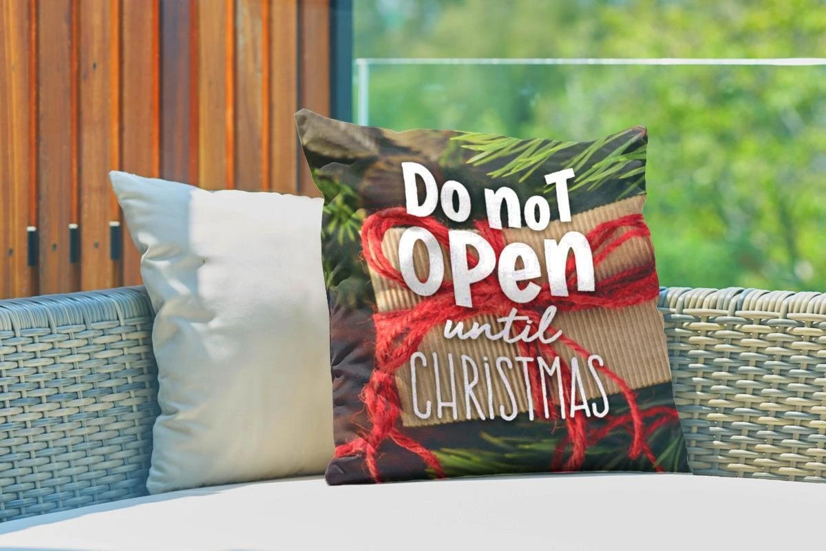 Coussins D'extérieur - Jardin - Citation Pour La Maison à Noël 'Ne Pas Ouvrir Avant Noël' Sur Fond Avec Un Cadeau - 50x50 Cm 5 Coussins D'extérieur - Jardin - Citation Pour La Maison à Noël 'Ne Pas Ouvrir Avant Noël' Sur Fond Avec Un Cadeau - 50x50 Cm – Image 3