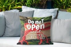 Coussins D'extérieur - Jardin - Citation Pour La Maison à Noël 'Ne Pas Ouvrir Avant Noël' Sur Fond Avec Un Cadeau - 50x50 Cm 10 Coussins D'extérieur - Jardin - Citation Pour La Maison à Noël 'Ne Pas Ouvrir Avant Noël' Sur Fond Avec Un Cadeau - 50x50 Cm -Jingle Bells Boutique 1200x800 2064