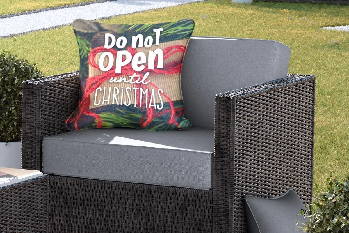 Coussins D'extérieur - Jardin - Citation Pour La Maison à Noël 'Ne Pas Ouvrir Avant Noël' Sur Fond Avec Un Cadeau - 50x50 Cm 7 Coussins D'extérieur - Jardin - Citation Pour La Maison à Noël 'Ne Pas Ouvrir Avant Noël' Sur Fond Avec Un Cadeau - 50x50 Cm – Image 5