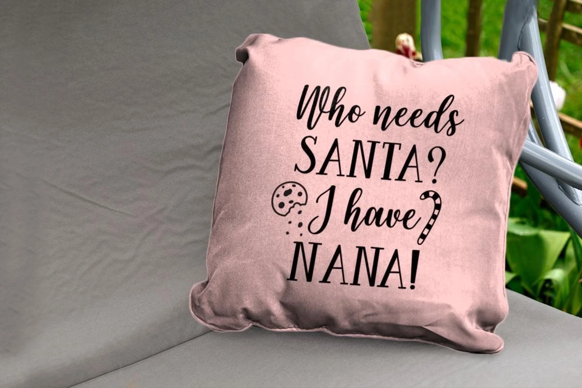 Coussins D'extérieur - Jardin - Citation De Noël Qui A Besoin Du Père Noël ? J'ai Nana! Sur Fond Rose - 60x60 Cm 4 Coussins D'extérieur - Jardin - Citation De Noël Qui A Besoin Du Père Noël ? J'ai Nana! Sur Fond Rose - 60x60 Cm – Image 2