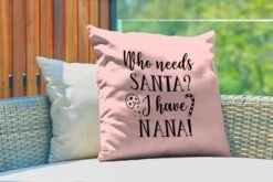 Coussins D'extérieur - Jardin - Citation De Noël Qui A Besoin Du Père Noël ? J'ai Nana! Sur Fond Rose - 60x60 Cm 9 Coussins D'extérieur - Jardin - Citation De Noël Qui A Besoin Du Père Noël ? J'ai Nana! Sur Fond Rose - 60x60 Cm -Jingle Bells Boutique 1200x800 2067