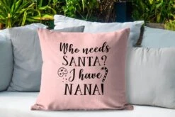 Coussins D'extérieur - Jardin - Citation De Noël Qui A Besoin Du Père Noël ? J'ai Nana! Sur Fond Rose - 60x60 Cm 10 Coussins D'extérieur - Jardin - Citation De Noël Qui A Besoin Du Père Noël ? J'ai Nana! Sur Fond Rose - 60x60 Cm -Jingle Bells Boutique 1200x800 2068