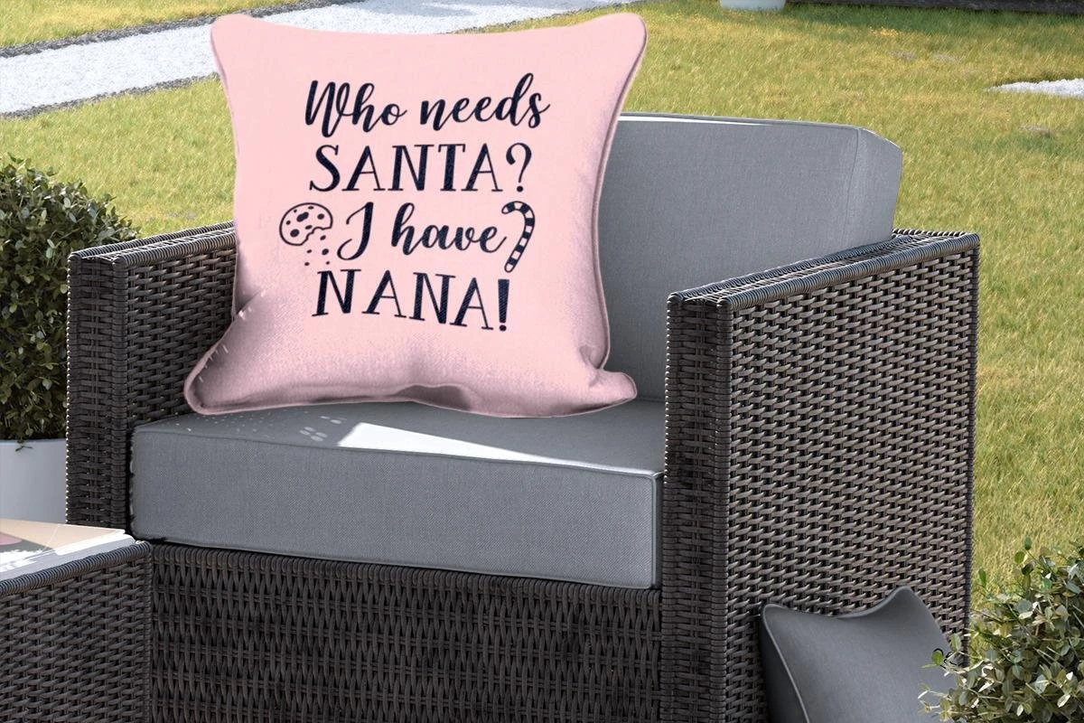 Coussins D'extérieur - Jardin - Citation De Noël Qui A Besoin Du Père Noël ? J'ai Nana! Sur Fond Rose - 60x60 Cm 7 Coussins D'extérieur - Jardin - Citation De Noël Qui A Besoin Du Père Noël ? J'ai Nana! Sur Fond Rose - 60x60 Cm – Image 5
