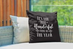 Coussins D'extérieur - Jardin - Citation De Noël C'est La Plus Belle Période De L'année Sur Fond Noir - 50x50 Cm -Jingle Bells Boutique 1200x800 2075