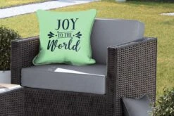 Coussins D'extérieur - Jardin - Citation De Noël Joy Au Monde Sur Fond Vert - 50x50 Cm -Jingle Bells Boutique 1200x800 2089