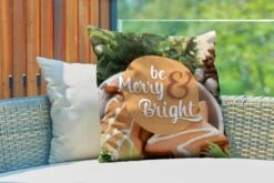 Coussins D'extérieur - Jardin - Citation Pour La Maison à Noël 'Soyez Joyeux Et Lumineux' Sur Fond Avec Biscuits De Noël - 60x60 Cm -Jingle Bells Boutique 1200x800 2091