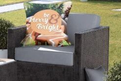 Coussins D'extérieur - Jardin - Citation Pour La Maison à Noël 'Soyez Joyeux Et Lumineux' Sur Fond Avec Biscuits De Noël - 60x60 Cm -Jingle Bells Boutique 1200x800 2093