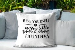 Coussins D'extérieur - Jardin - Citation De Noël Passez Un Joyeux Petit Noël Avec Un Fond Blanc - 60x60 Cm -Jingle Bells Boutique 1200x800 2096