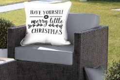 Coussins D'extérieur - Jardin - Citation De Noël Passez Un Joyeux Petit Noël Avec Un Fond Blanc - 60x60 Cm -Jingle Bells Boutique 1200x800 2097