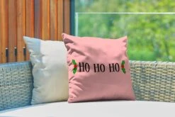 Coussins D'extérieur - Jardin - Citation De Noël Ho Ho Ho Sur Fond Rose - 40x40 Cm -Jingle Bells Boutique 1200x800 2107