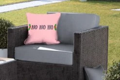 Coussins D'extérieur - Jardin - Citation De Noël Ho Ho Ho Sur Fond Rose - 40x40 Cm -Jingle Bells Boutique 1200x800 2109