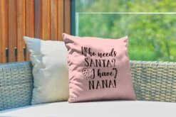 Coussins D'extérieur - Jardin - Citation De Noël Qui A Besoin Du Père Noël ? J'ai Nana! Sur Fond Rose - 40x40 Cm -Jingle Bells Boutique 1200x800 2111