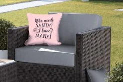 Coussins D'extérieur - Jardin - Citation De Noël Qui A Besoin Du Père Noël ? J'ai Nana! Sur Fond Rose - 40x40 Cm -Jingle Bells Boutique 1200x800 2113