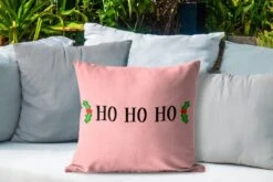 Coussins D'extérieur - Jardin - Citation De Noël Ho Ho Ho Fond Rose - 50x50 Cm 10 Coussins D'extérieur - Jardin - Citation De Noël Ho Ho Ho Fond Rose - 50x50 Cm -Jingle Bells Boutique 1200x800 2116