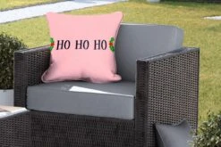 Coussins D'extérieur - Jardin - Citation De Noël Ho Ho Ho Fond Rose - 50x50 Cm 11 Coussins D'extérieur - Jardin - Citation De Noël Ho Ho Ho Fond Rose - 50x50 Cm -Jingle Bells Boutique 1200x800 2117