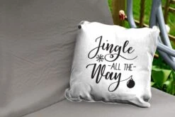 Coussins D'extérieur - Jardin - Citation De Noël Jingle All Way Sur Fond Blanc - 50x50 Cm -Jingle Bells Boutique 1200x800 2126