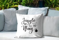 Coussins D'extérieur - Jardin - Citation De Noël Jingle All Way Sur Fond Blanc - 50x50 Cm -Jingle Bells Boutique 1200x800 2128