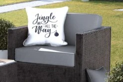 Coussins D'extérieur - Jardin - Citation De Noël Jingle All Way Sur Fond Blanc - 50x50 Cm -Jingle Bells Boutique 1200x800 2129