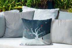 Coussins D'extérieur - Jardin - Illustration De Deux Pingouins Décorant Un Sapin De Noël - 45x45 Cm -Jingle Bells Boutique 1200x800 2136