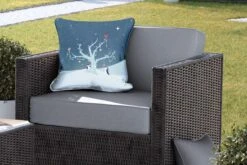 Coussins D'extérieur - Jardin - Illustration De Deux Pingouins Décorant Un Sapin De Noël - 45x45 Cm -Jingle Bells Boutique 1200x800 2137