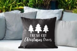 Coussins D'extérieur - Jardin - Citation De Noël De Noël Fraîchement Coupés Sur Fond Noir - 50x50 Cm -Jingle Bells Boutique 1200x800 2140