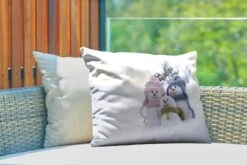 Coussins D'extérieur - Jardin - Une Famille De Poupées De Noël Sur Le Paysage Enneigé - 60x40 Cm -Jingle Bells Boutique 1200x800 2143