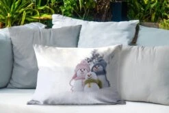 Coussins D'extérieur - Jardin - Une Famille De Poupées De Noël Sur Le Paysage Enneigé - 60x40 Cm -Jingle Bells Boutique 1200x800 2144