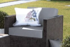 Coussins D'extérieur - Jardin - Une Famille De Poupées De Noël Sur Le Paysage Enneigé - 60x40 Cm -Jingle Bells Boutique 1200x800 2145