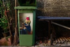 Autocollant De Conteneur Vieux MaîtresIllustrations De Noël - Het Melkmeisje Par Le Vieux Maître Johannes Vermeer Avec Une Goutte De Peinture Rose -Jingle Bells Boutique 1200x800 2209