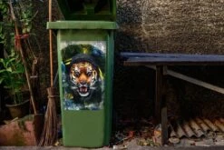 Sticker Conteneur TigreIllustrations De Noël - Tigre Avec Une Capuche Sur Fond De Journaux -Jingle Bells Boutique 1200x800 2230